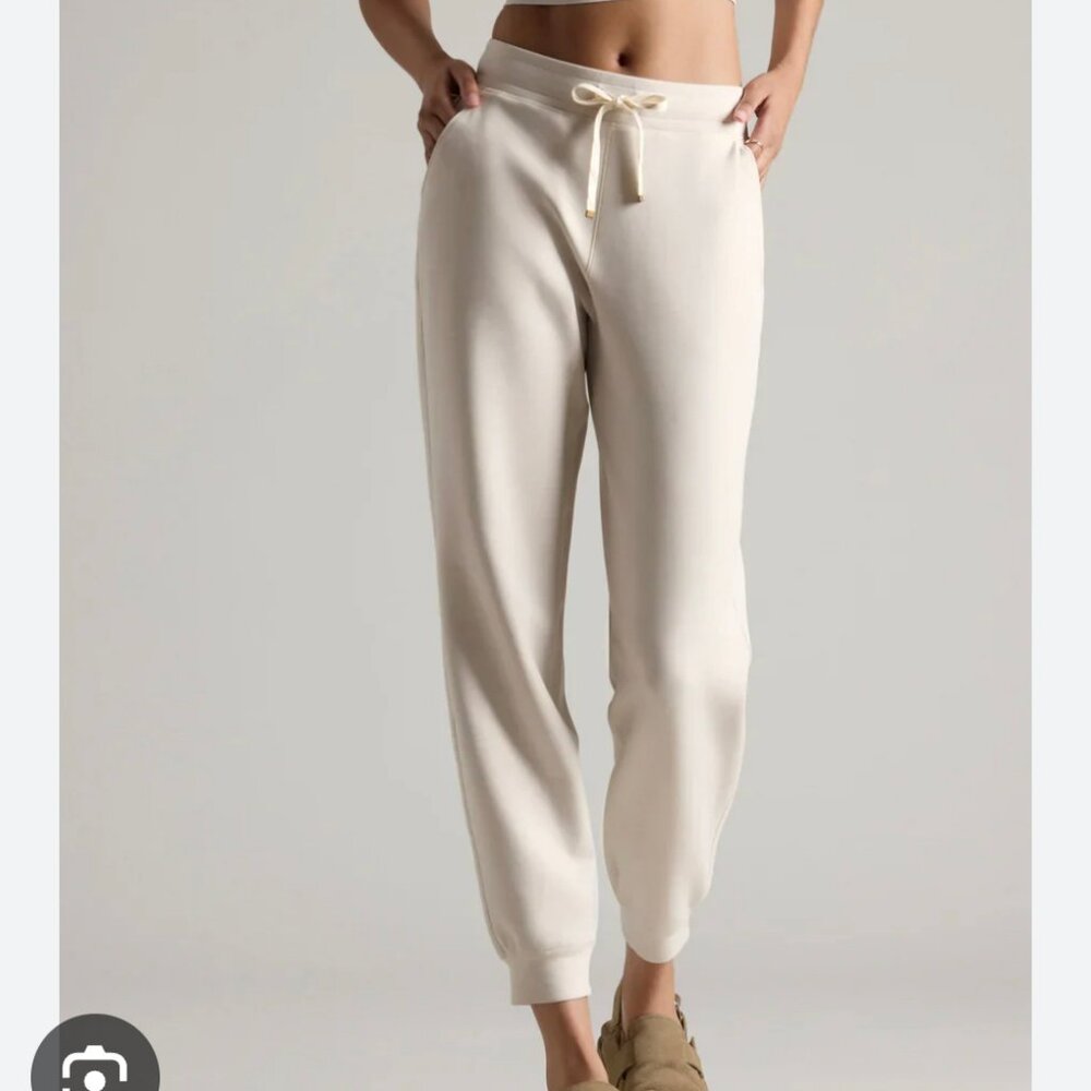 Rhone Dreamglow Jogger in Sand